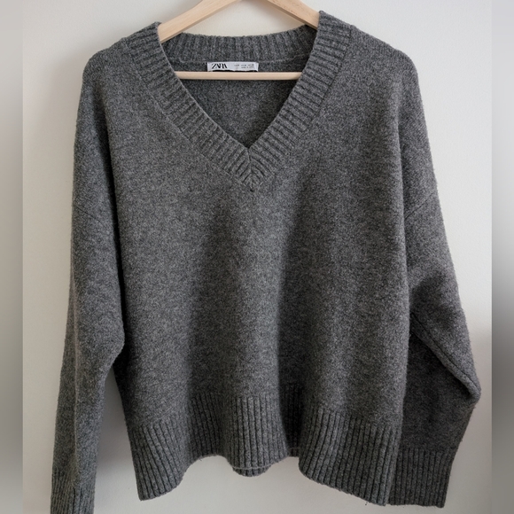 Zara Wool Blend V Neck Sweater - Picture 2 of 2